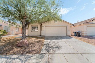 Building Photo - Charming Home with Spacious Backyard!