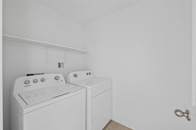 Building Photo - 321 Brody Ln