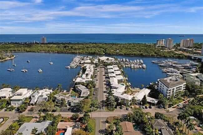 Building Photo - 2514 Yacht Club Blvd