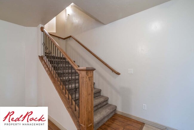 Building Photo - Beautiful 3 bedroom, 2.5 bathroom Townhome...