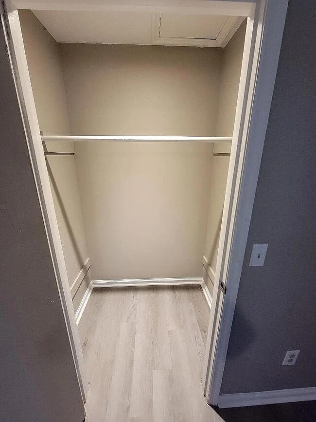 Building Photo - 19 Pinewood Ct