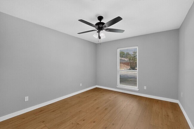 Building Photo - 243 Woodhurst Dr
