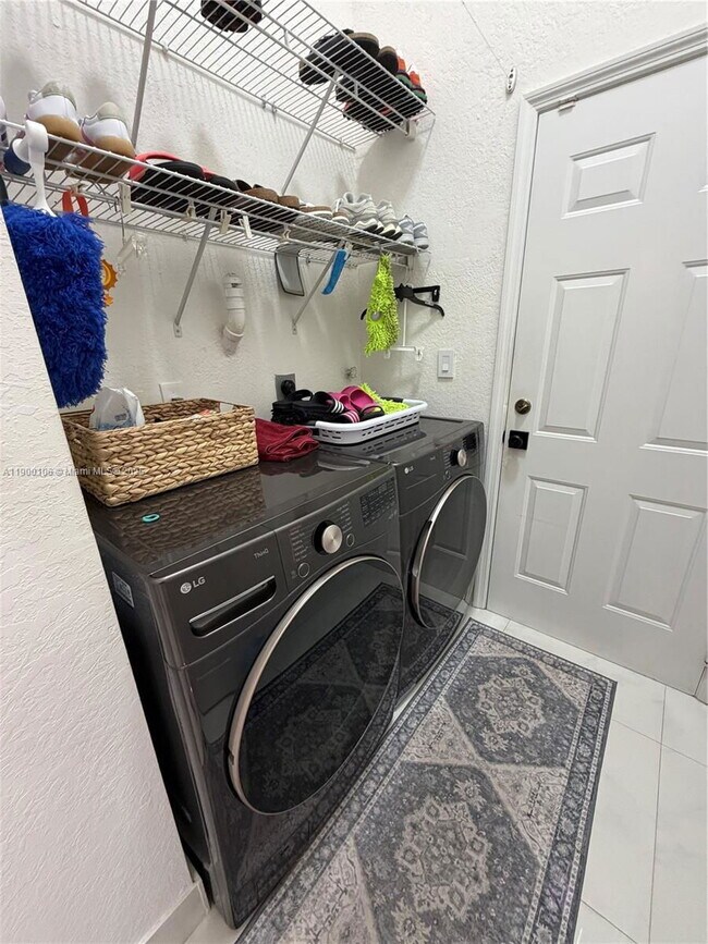 Building Photo - 2330 SW 132nd Wy