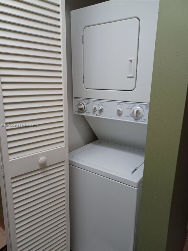 Building Photo - 22104 Glenmoor Dr