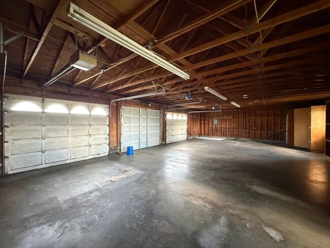 Building Photo - 3 Bedroom, 2.5 Bath - Three Bay garage