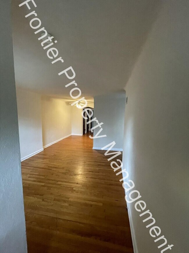 Building Photo - Charming 1-Bedroom Apartment
