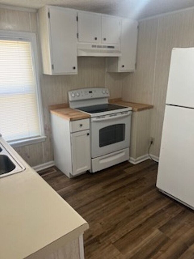 Building Photo - Charming Two Bedroom Home in Historic Morehead City Walking District with Dining Area and Living ...