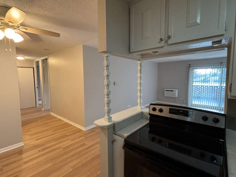 Building Photo - 16 E Old Willow Rd