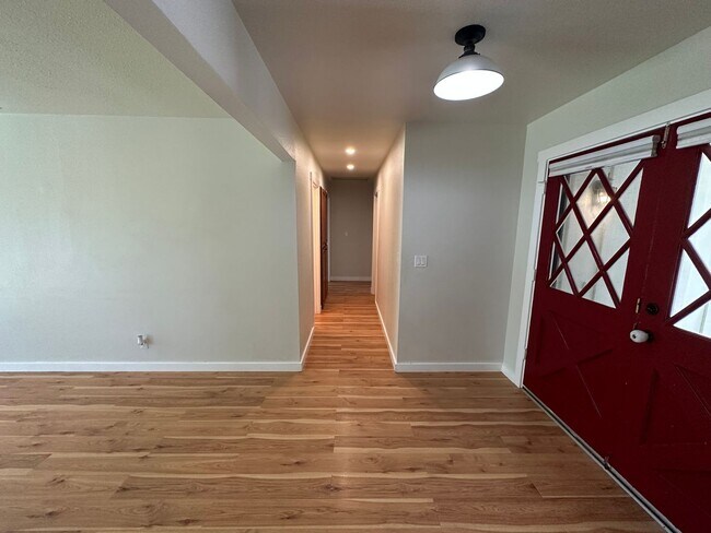 Building Photo - Beautiful 3 Bedroom, 2 Bath Tracy Home