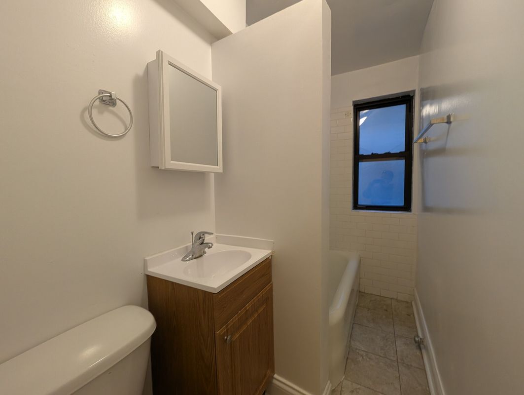 Building Photo - 5417 N Kenmore Ave