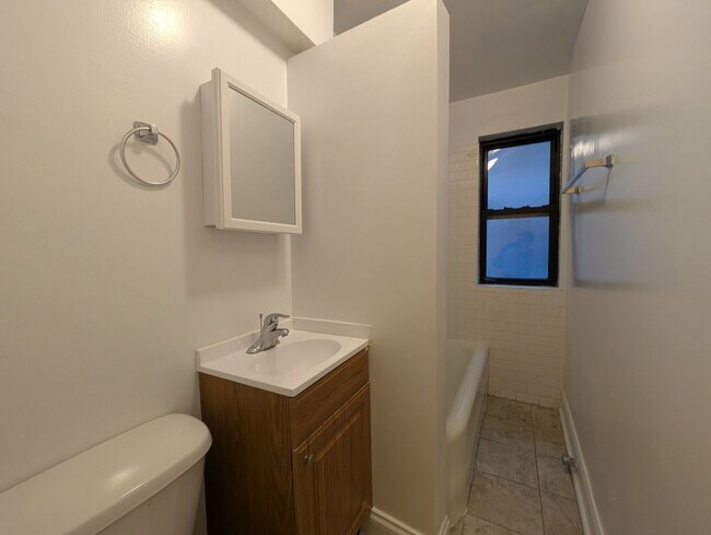 Building Photo - 5417 N Kenmore Ave