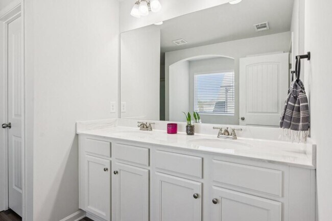 Building Photo - 566 Skye Dr