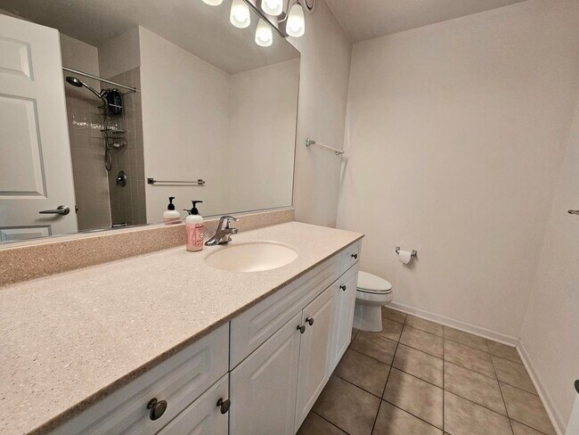 Building Photo - 807 Davis St