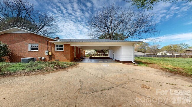 Building Photo - 6821 View Way Dr