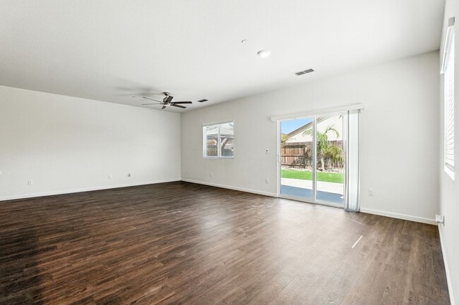 Building Photo - Modern, solar-ready, 3 bed / 2 bath House ...
