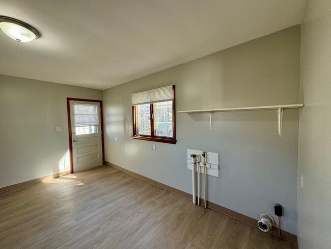 Building Photo - 2023 Broadway St