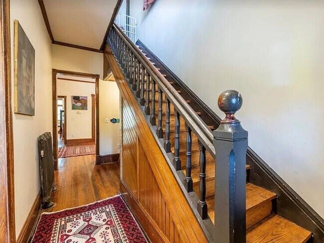 Building Photo - 3 bedrooms home in downtown