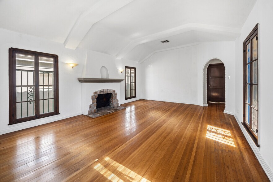 Building Photo - 166 N Arnaz Dr