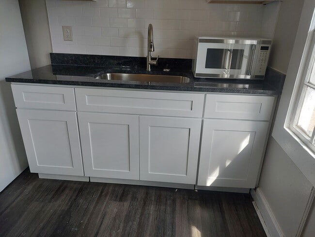 Building Photo - Cute duplex Jordan/ Johnson area Move in R...