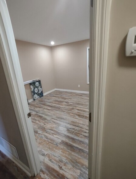 Building Photo - Room in House on New Crossing Trail E