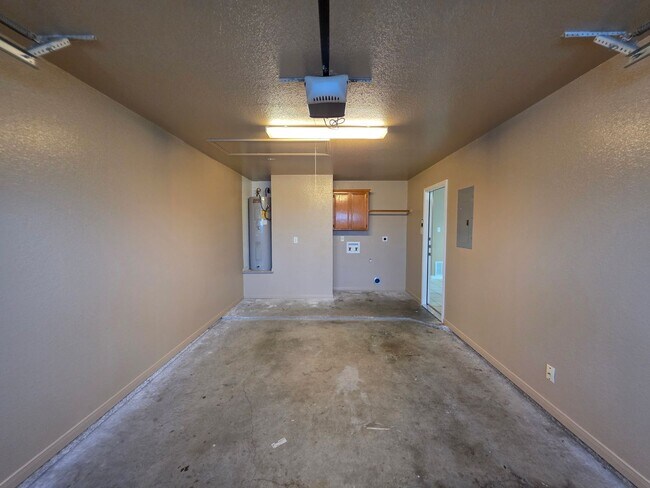 Building Photo - 3 Bedroom / 2 Bath Duplex – NEW FLOORING IN THE BEDROOMS