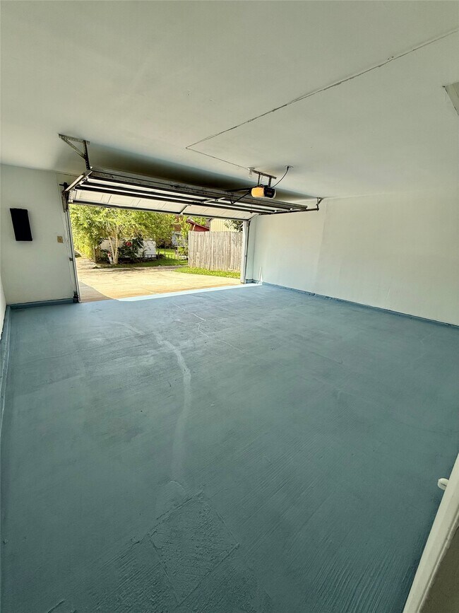 Building Photo - 14650 Lourdes Dr