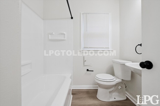 Building Photo - 3714 Wallwerth Dr
