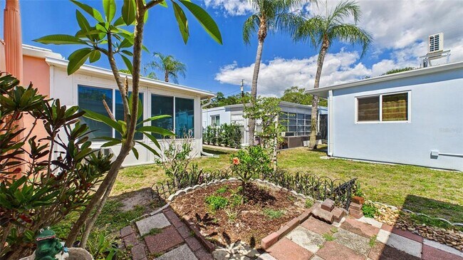 Building Photo - 325 Sky Loch Dr S