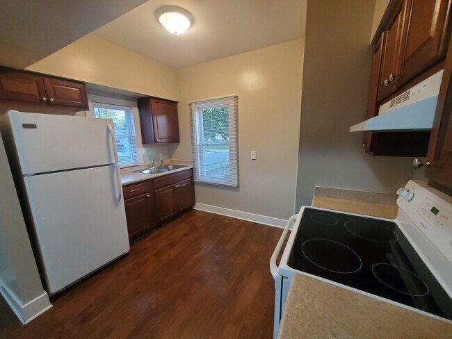 Building Photo - 2 Bedroom, 1 Bathroom home with front porch and fenced yard!