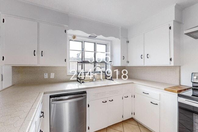 Building Photo - 905 Adams St NE