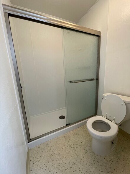 Master Bedroom Shower - 4828 Cowell Blvd