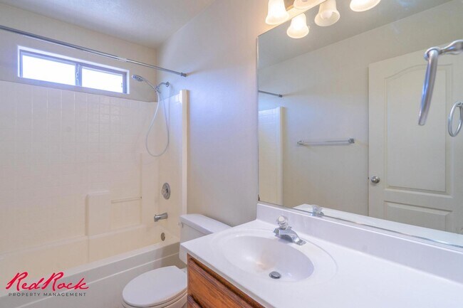 Building Photo - New Carpet! Spacious 5-Bedroom Townhome