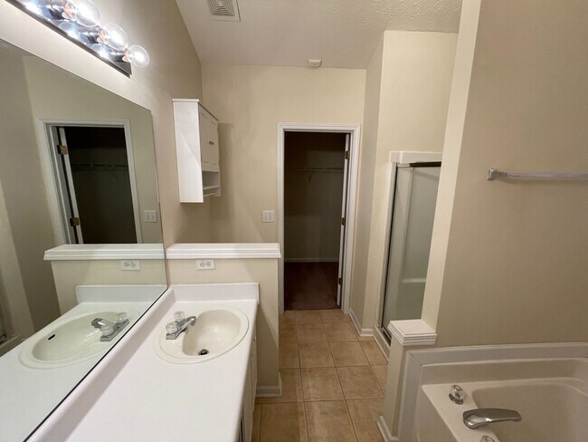 Building Photo - 2500 Hillvale Cir