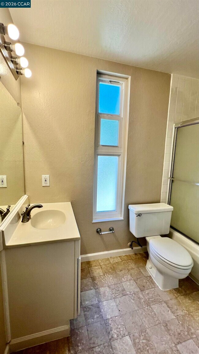 Building Photo - 2828 Royal Ann Ln