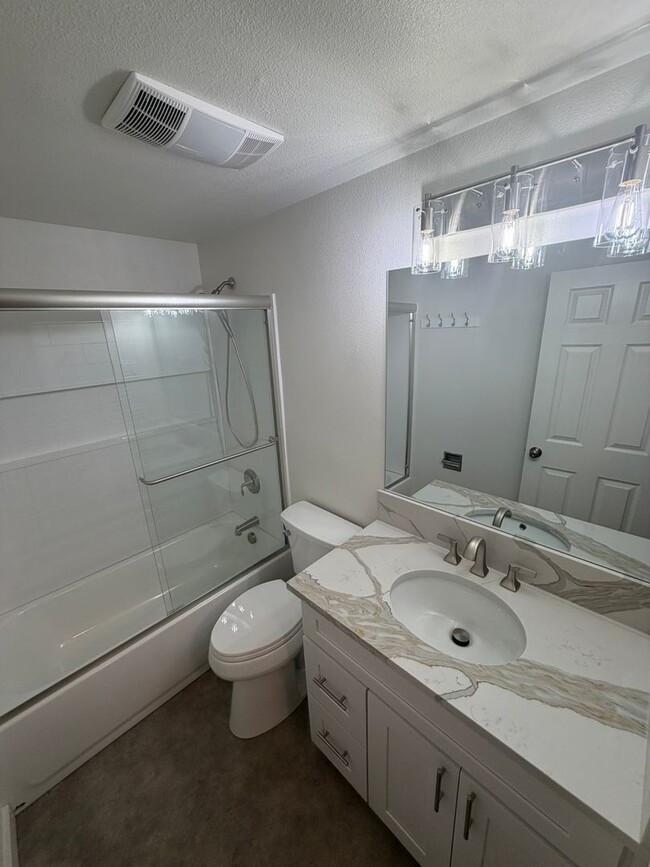 Building Photo - Large Updated 2 Bedroom with New Appliances!