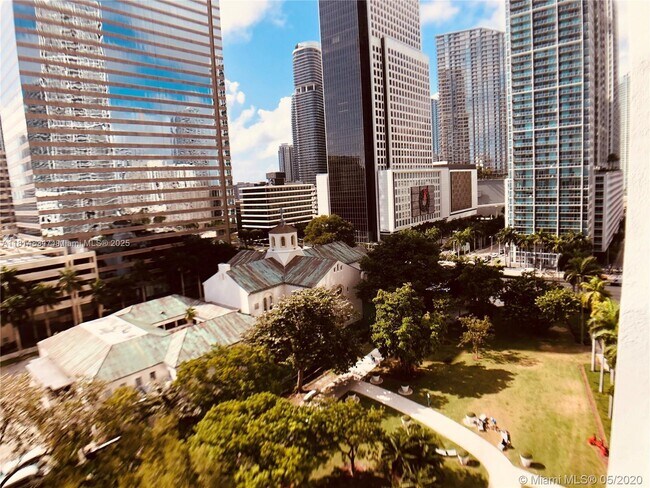 Building Photo - 495 Brickell Ave