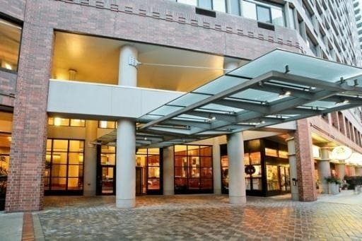 Building Photo - Spacious, Streeterville Condo, Available 5/1!