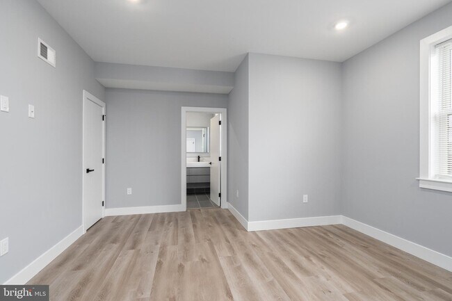 Building Photo - 2323 E Cabot St
