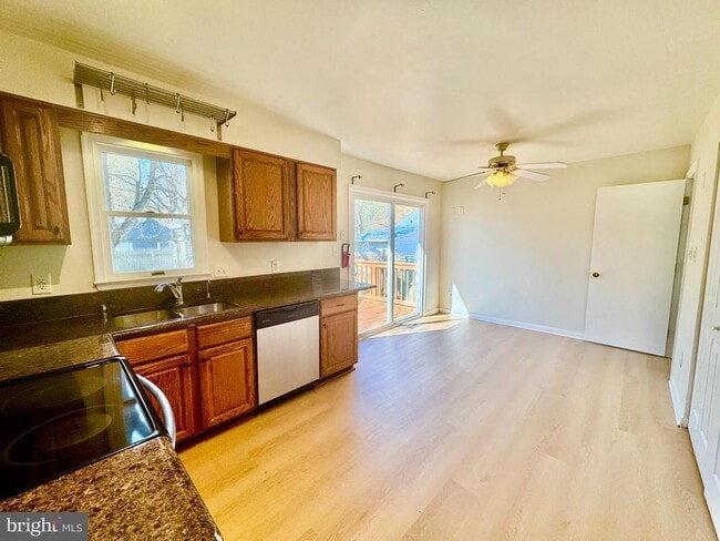 Building Photo - 1193 Maple Ave