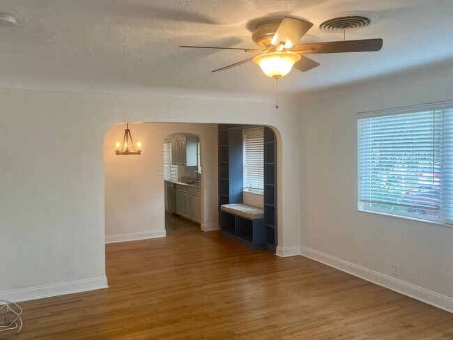 Building Photo - Euclid/Woodlawn Roommate Dream 4/3 home