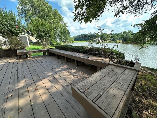 Building Photo - 3960 Longlake Dr