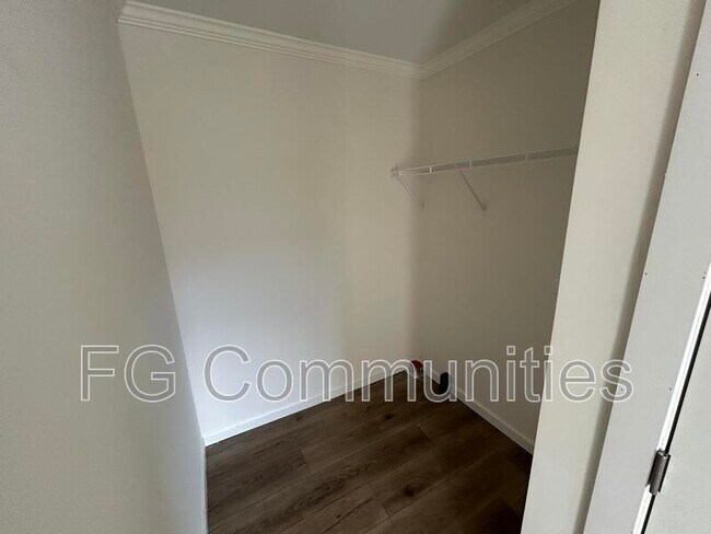 Building Photo - 3220 Sutton Ln