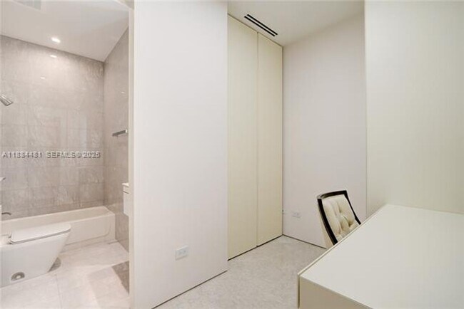 Building Photo - 18501 Collins Ave