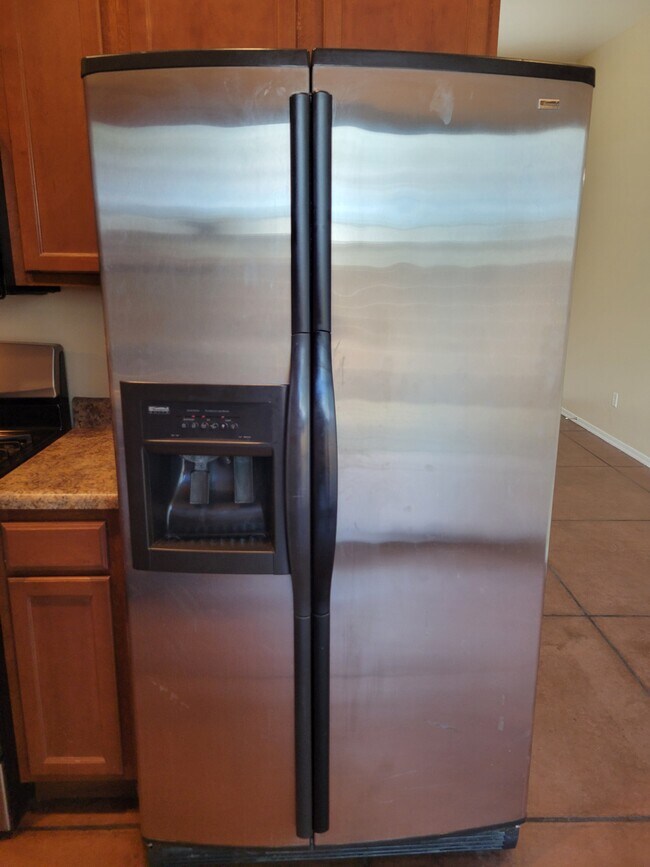 Building Photo - 3331 E Bermuda St