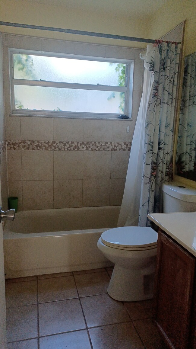 Guest bath - 5688 Breckenridge Cir