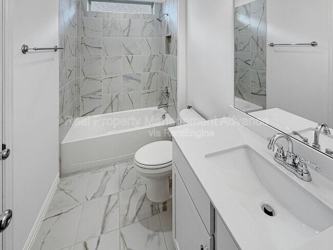Building Photo - 3517 Henry Xing