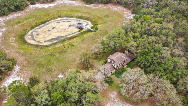 Building Photo - Escape to Your Private Paradise!