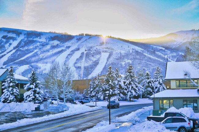 Building Photo - TOP FLOOR, ONE BEDROOM CONDO IN PROSPECTOR!