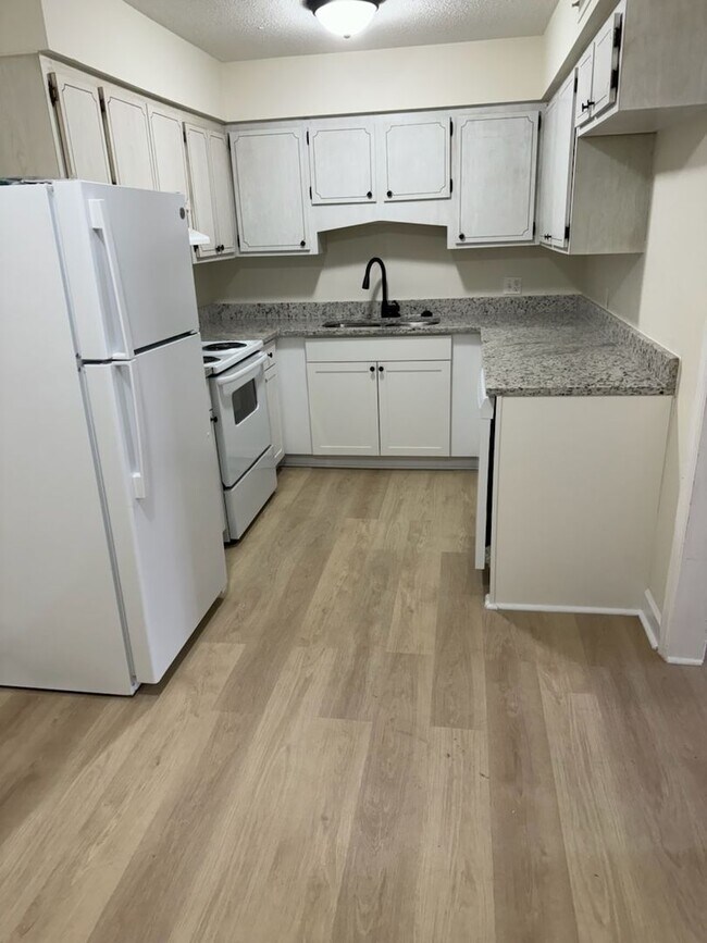 Building Photo - Two Bedroom 1 Bath