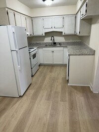 Building Photo - Two Bedroom 1 Bath